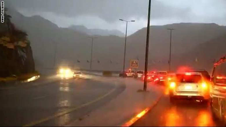 أمطار غزيرة تغلق بعض الطرقات في السعودية امطار السعودية