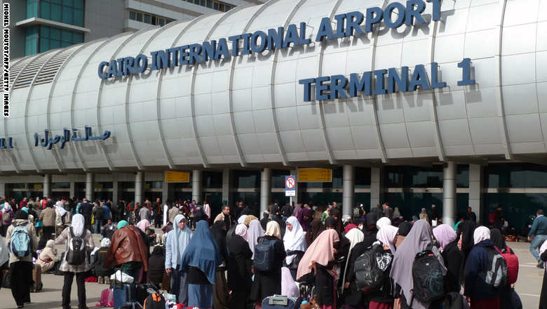 ضبط سعودي حاول تهريب 22 سيفاً أخفاها بين ملابسه بمطار القاهرة مطار القاهرة