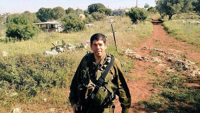 صور: سكرتير "حركة السلام الان" يحرس مستوطنة