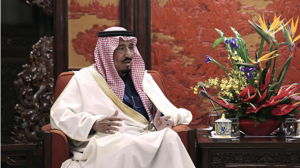 العاهل السعودي يأمر بصرف راتبين للموظفين والطلبة