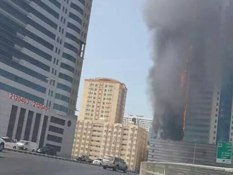 حريق هائل اندلع في مبنى سكني بالشارقة