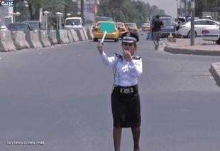 شرطيات ينظمن المرور في العراق شرطيات