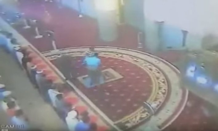 فيديو: رجل يصفع إمام أثناء الصلاة في مسجد بماليزيا
