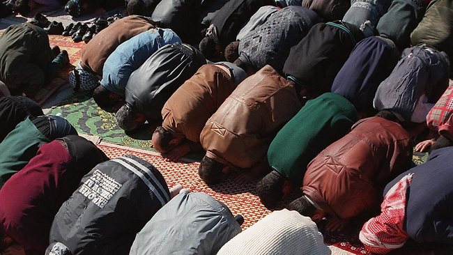 محتال أبكى المصلين وجمع آلاف الشواقل منهم