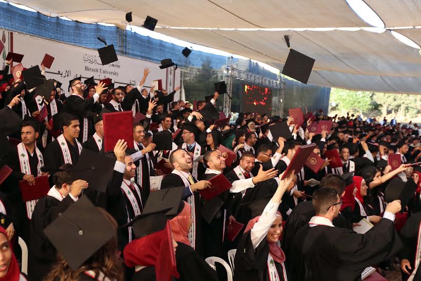 جامعة بيرزيت تخرج دفعة جديدة من طلبة الهندسة والتكنولوجيا والأعمال والإقتصاد صورة من التخرج