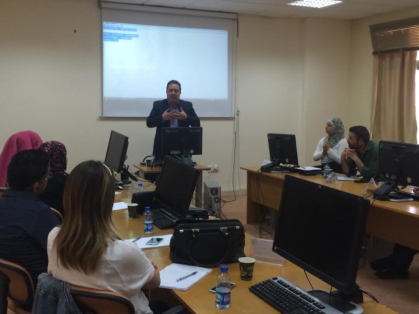 "تطوير الإعلام" يفتتح دورة بالأردن يقدمها الإعلامي زاهي وهبي صورة من التدريب