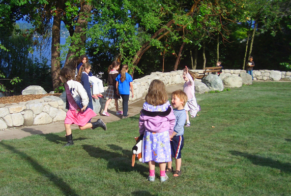 عرضوا أطفالكم للأوساخ والقوارض ! اطفال