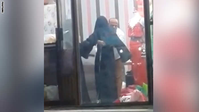 فيديو لخياط يأخد مقاسات شابة يثير جدلًا في السعودية