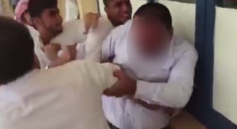 بالفيديو: طالب يضرب أستاذه بمساعدة زملائه ضرب أستاذ