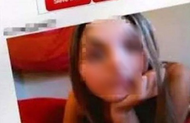 طالبة توقع بأستاذها الجامعي بصورٍ مخلة عبر سكايب طالبة توقع بأستاذها