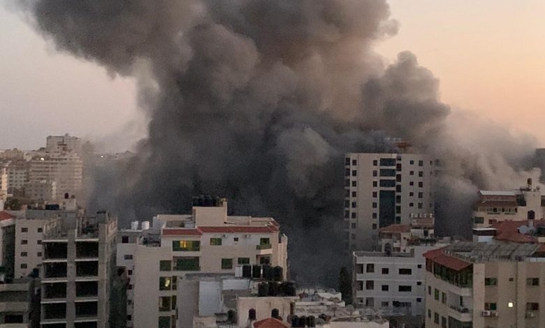 بالفيديو طائرات الاحتلال تدمر برج "هنادي" غرب مدينة غزة بشكل كامل