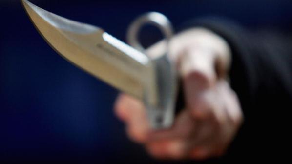 شقيق فضل شاكر يطعن شخصاً في مخيم عين الحلوة طعن