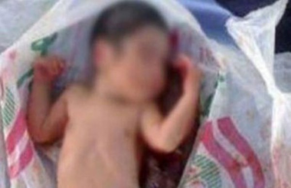 رجل وزوجته يقتلان طفلا بعد حرقه وقطع جزء من جسده صورة تعبيرية