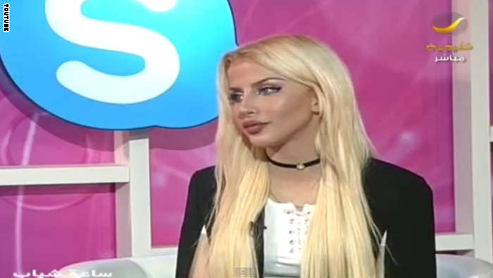 بالفيديو: عارضة أزياء سعودية تفاجئ جمهورها بأول لقاء تلفزيوني لها