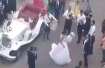 فيديو| عريس يبرح سائق حافلة ضربا لانه أزعجه أثناء زفته