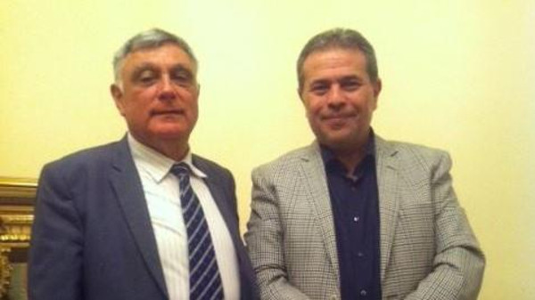 عكاشة يرد على ضربه بالحذاء بلقاء آخر مع السفير الإسرائبلي عكاشة وكورن