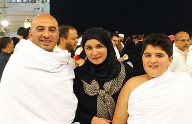 غادة عادل تؤدي العمرة مع زوجها وابنها