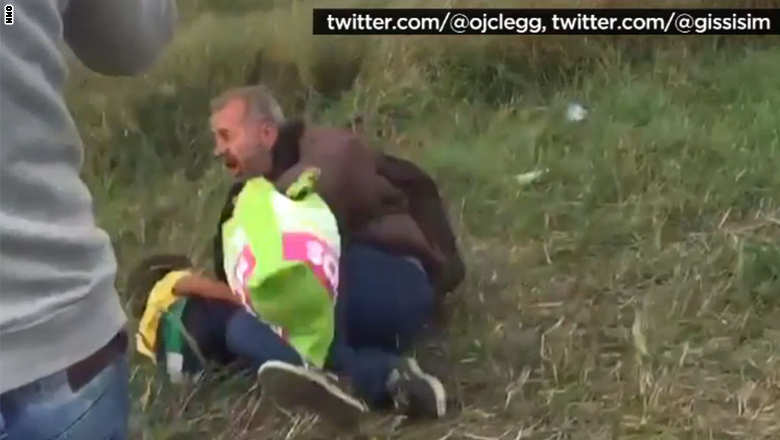 اللاجئ السوري الذي أسقطته مصورّة مجرية مع ابنه يوجّه رسالة لها