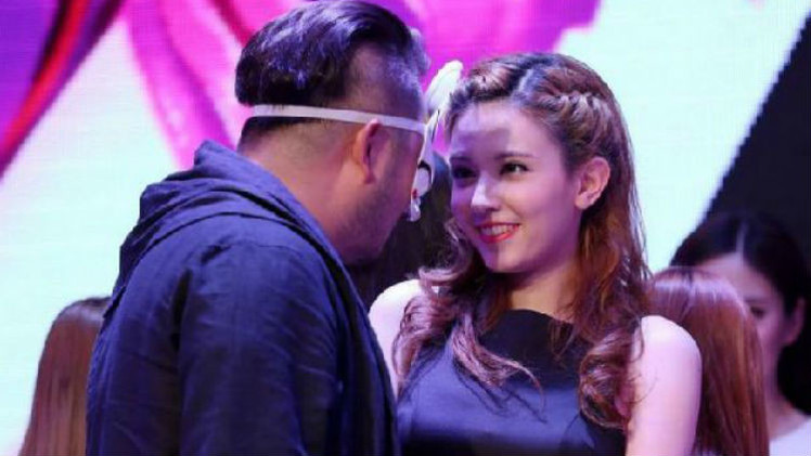 رجل أعمال صيني يستأجر "نجمة إباحية" لمدة 15 سنة فتاة اباحية