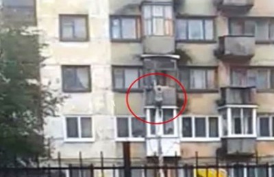 فيديو: فرار شابة من شقة مغتصبها باستخدام أغطية السرير