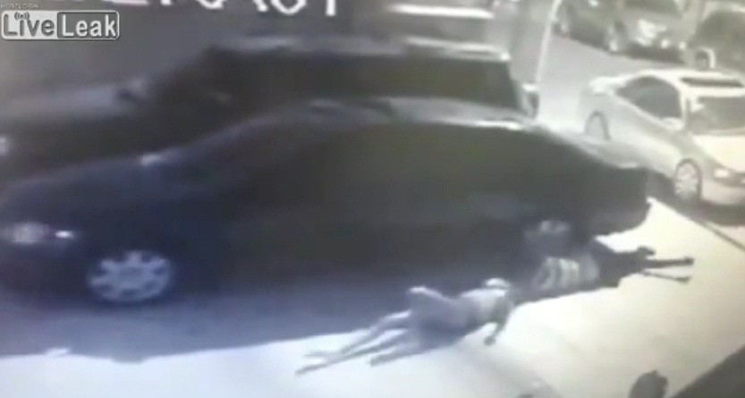 بالفيديو.. رماها مع عشيقها من الطابق الثالث فضيحة
