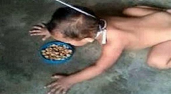 فلبينية تربط طفلها وتطعمه كالكلاب وتنشر صوره على "فيسبوك"