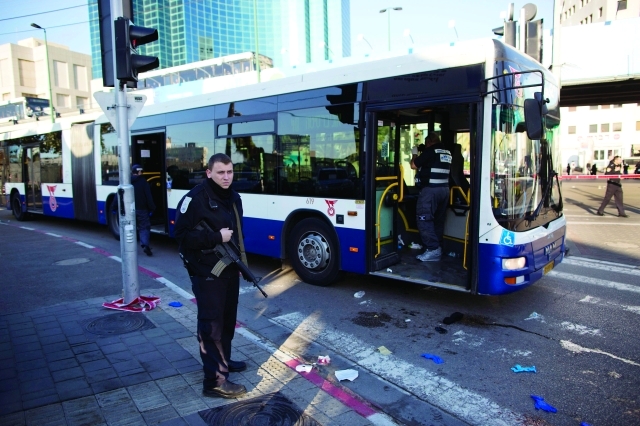 إسرائيلي يطعن فلسطينياً اسرائيلي يطعن فلسطينياً