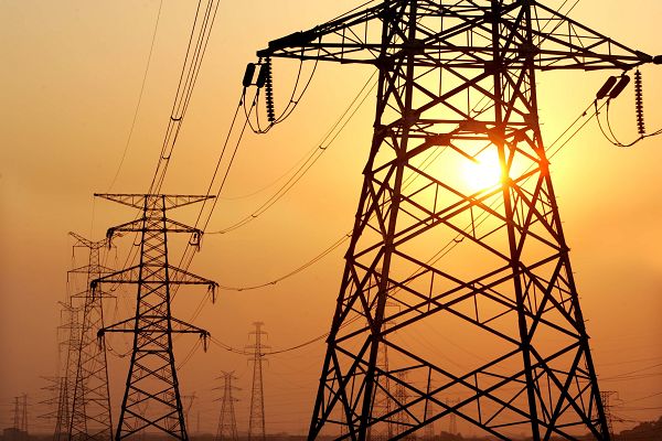 إسرائيل تمهد لقطع الكهرباء عن الضفة