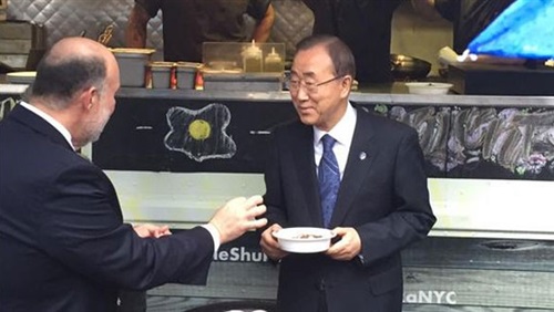 بالفيديو .. إسرائيل تسرق قلاية البندورة وتطعمها لـِ "كي مون" كي مون