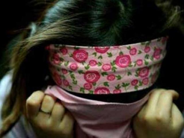 سماسرة جنس يتاجرون بلاجئات صغيرات سماسرة جنس