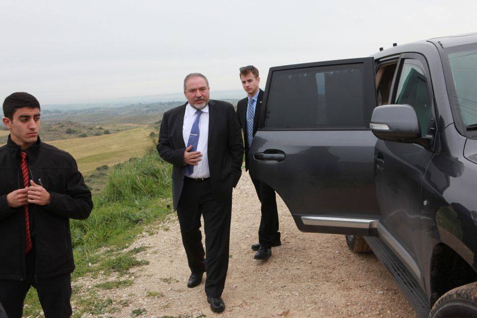 حرس لبيرمان منعو فلسطيني من حصاد قمحه ليبرمان