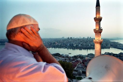 مصر: إحالة مؤذن للتحقيق لقوله "الصلاة خير من الفيسبوك"