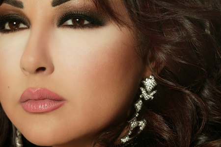 حملة ضد إعلامية لبنانية غردت على “تويتر” برغبتها تفجير نفسها بنصرالله