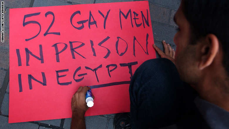ضبط "شبكة للمثليين جنسياً" من 11 شاباً في مصر