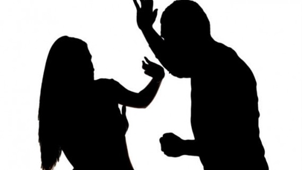 محامي يضرب زميلته الحامل في قاعة المحكمة