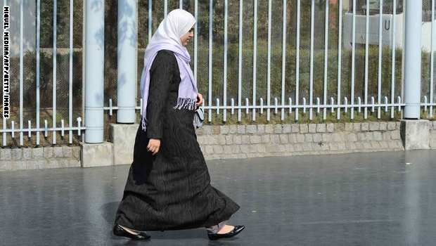 جريدة فرنسية تتهم بالعنصرية بسبب مقال