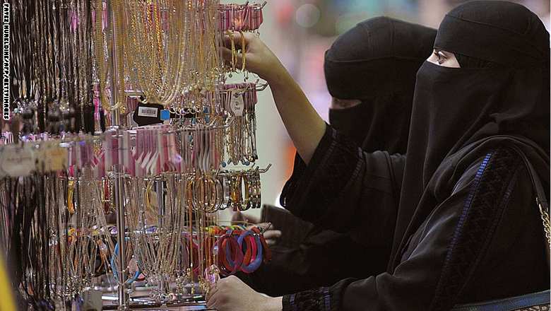 السعودية: إنذار 27 محلاً بالرياض لمخالفة قرار "التأنيث"