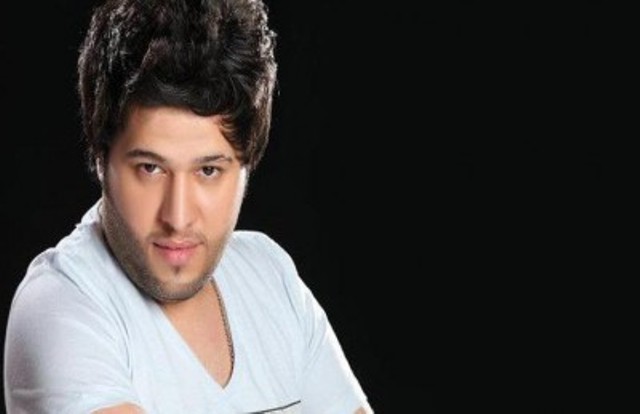 فتاة تهاجم الفنّان العراقي محمد السالم على المسرح وتحتضنه وتقبله محمد السالم