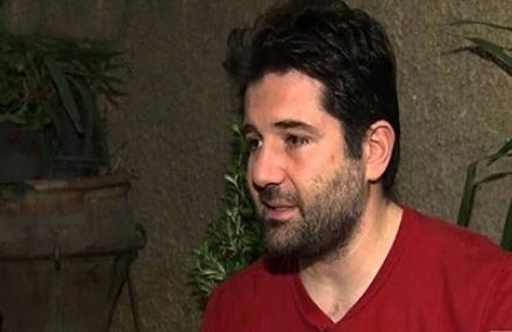 مخرج فلسطيني يعلن وفاة 4 من عائلته بحادث الطائرة المصرية