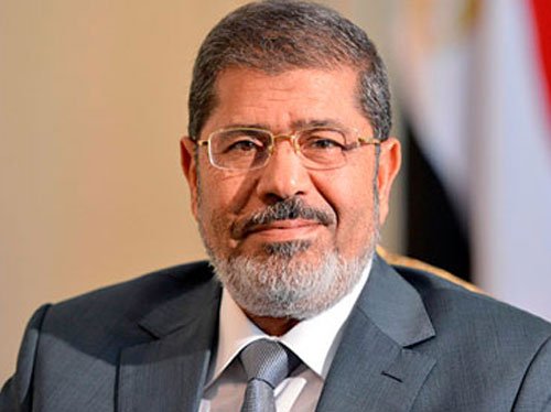 مرسي: تنصيب السيسي مسرحية ويدعو لاستكمال الثورة مرسي
