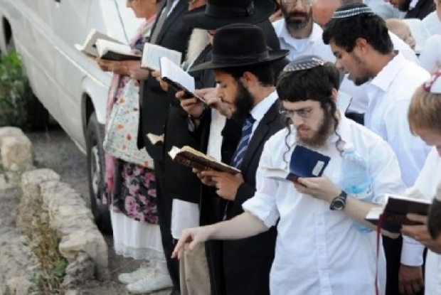 مستوطنون يقتحمون منتزهًا ويؤدون شعائر تلمودية جنوب الخليل مستوطنون