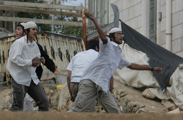 مستوطنون يعتدون بالضرب على شاب في الأغوار