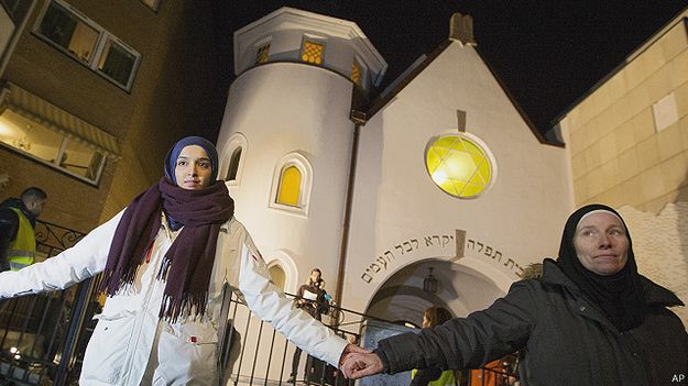 مسلمون يشكلون "حلقة تضامن رمزية" حول معبد يهودي في النرويج