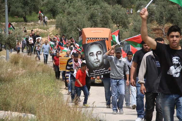 إصابتان بالرصاص وعشرات حالات الاختناق في بلعين مسيرة بلعين