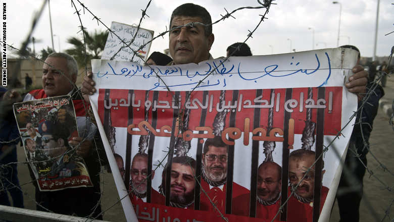 نيابة مصر تبدأ مرافعتها بقضية "الاتحادية" وسط "غياب" مرسي مصر