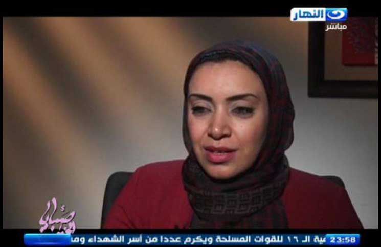 مصري يبيع صور زوجته العارية على الإنترنت