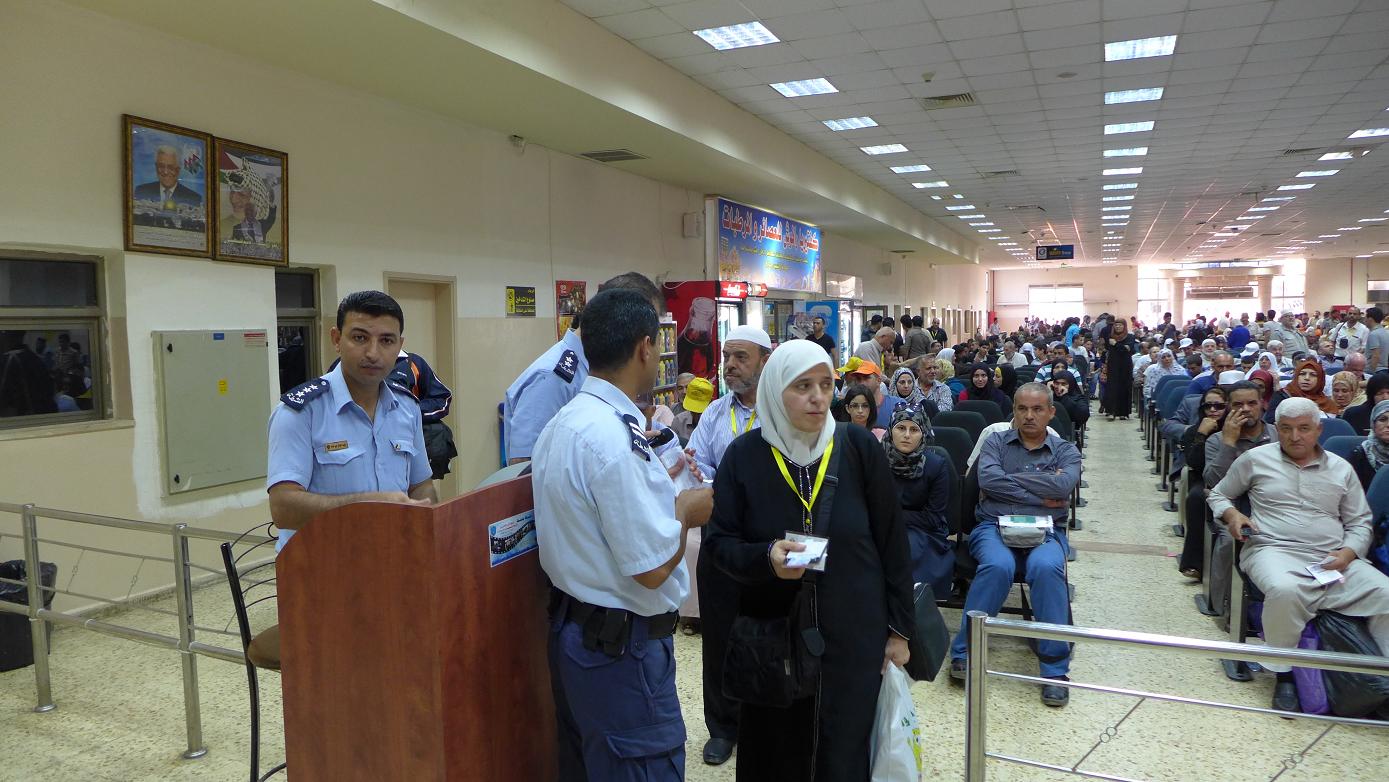 الشرطة: 33 ألف مواطن تنقلوا عبر معبر الكرامة وتوقيف 44 مطلوبا معبر الكرامة