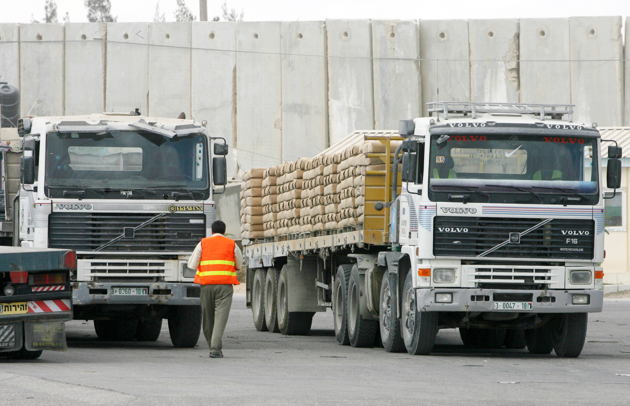 إدخال 75 شاحنة محملة بمواد البناء إلى غزة اليوم معبر
