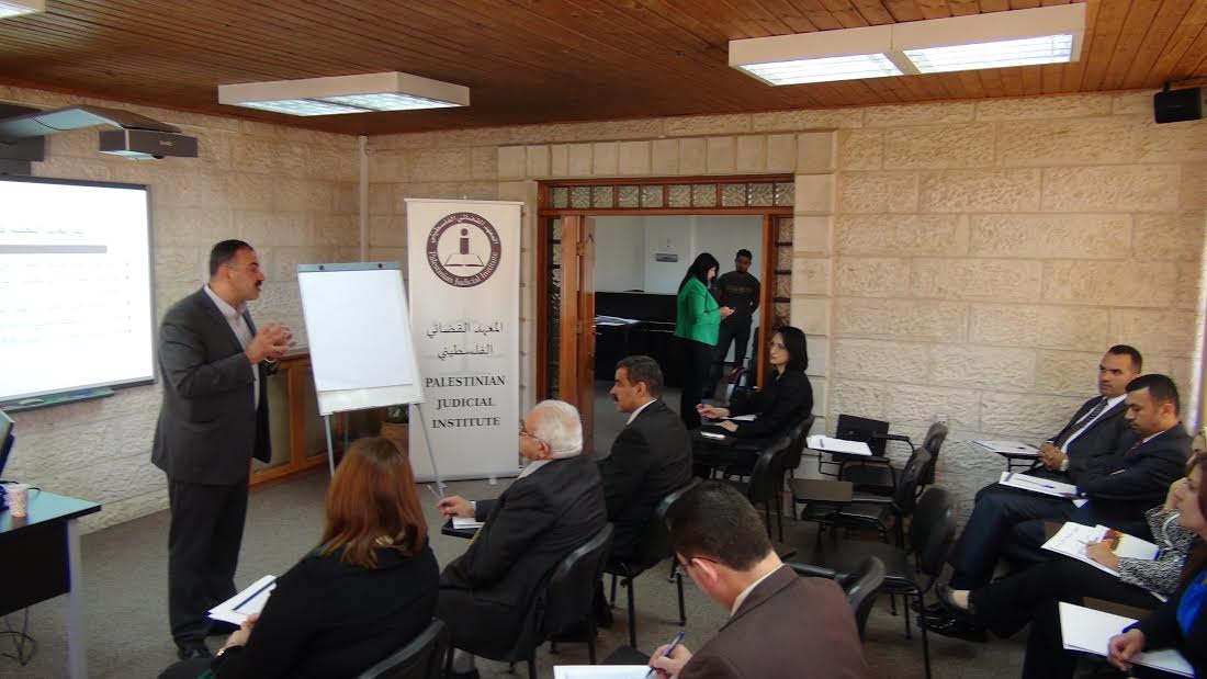 المعهد القضائي يعقد دورة للقضاة حول التحكيم ورشة عمل