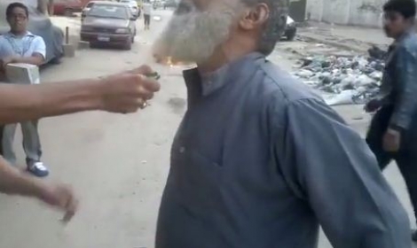 بالفيديو: شابان يشعلان النار في لحية مسن مصري